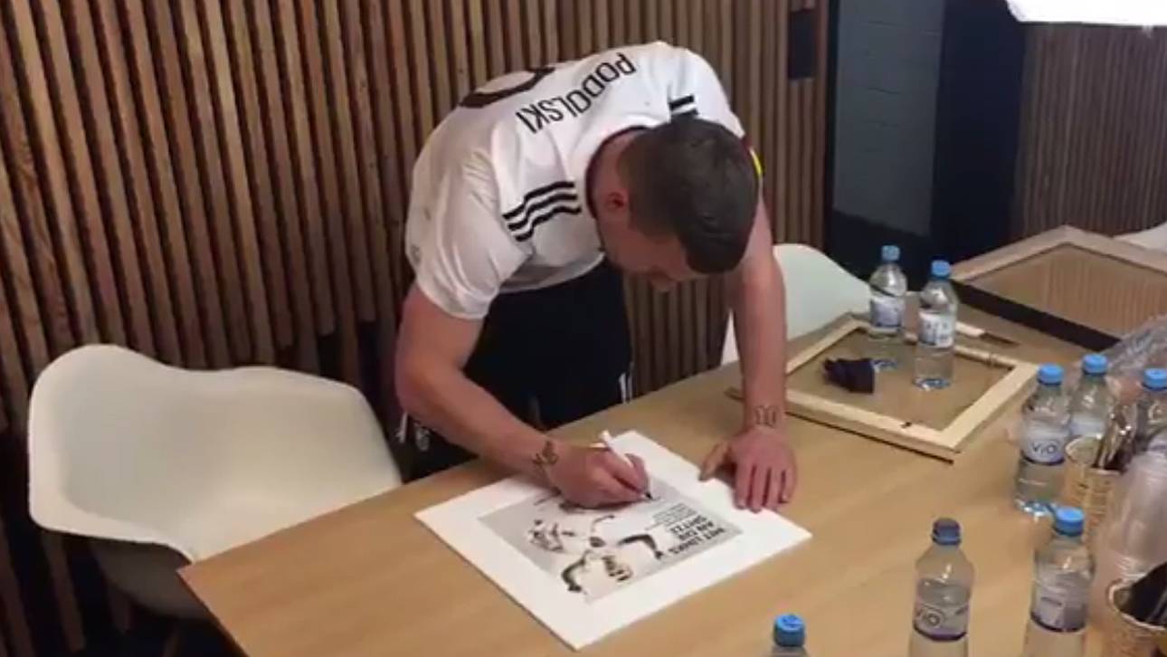 Podolski korrigiert Geschenk