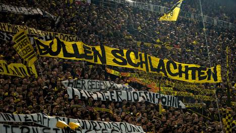 Dortmunder Fans zeigten zum Spiel gegen RB Leipzig verachtende Spruchbänder. Vor dem Stadion wurden die Leipziger Fans von Hooligans attackiert