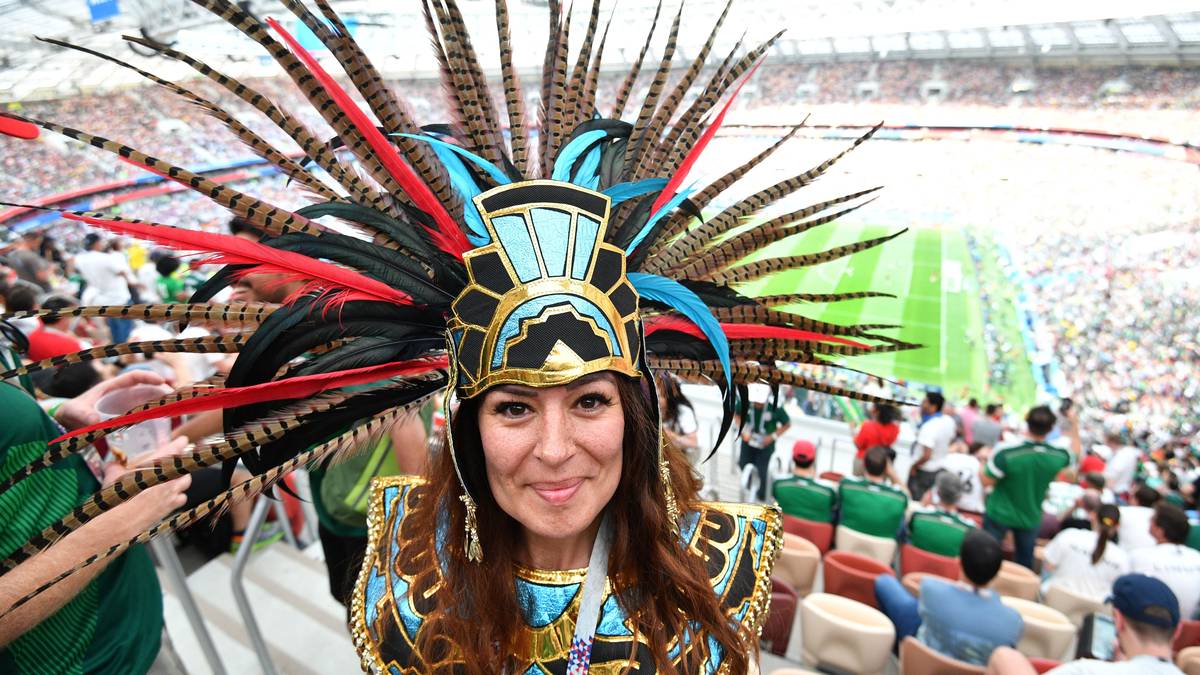 Auffälliger Kopfschmuck ist das A und O jedes Fans. Ob die Sicht hinter dieser Dame so gut ist?