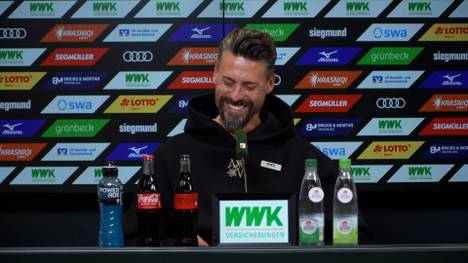 SPORT1-Reporter Stefan Kumberger spricht Sandro Wagner auf der Pressekonferenz des FC Augsburg auf dessen vieldiskutierten Vergleich mit dem FC Bayern an - und sorgt beim FCA-Coach für ein Lachen. Wagner nimmt die Kritik an seinen Aussagen sportlich.