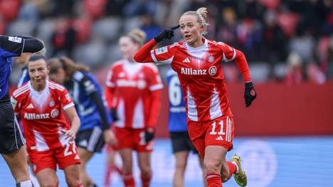 Nationalstürmerin Lea Schüller steht Gerüchten zufolge vor einem Abschied vom FC Bayern. Sportdirektorin Bianca Rech kündigt Veränderungen im Kader an - und vermeidet ein Dementi im Fall Schüller.