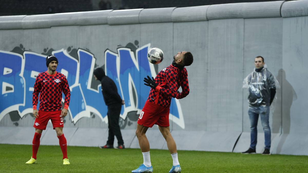 Auch bei Leipzigs Marcelo Saracchi und Matheus Cunha zaubert es sich im Schatten der Mauer unbeschwert