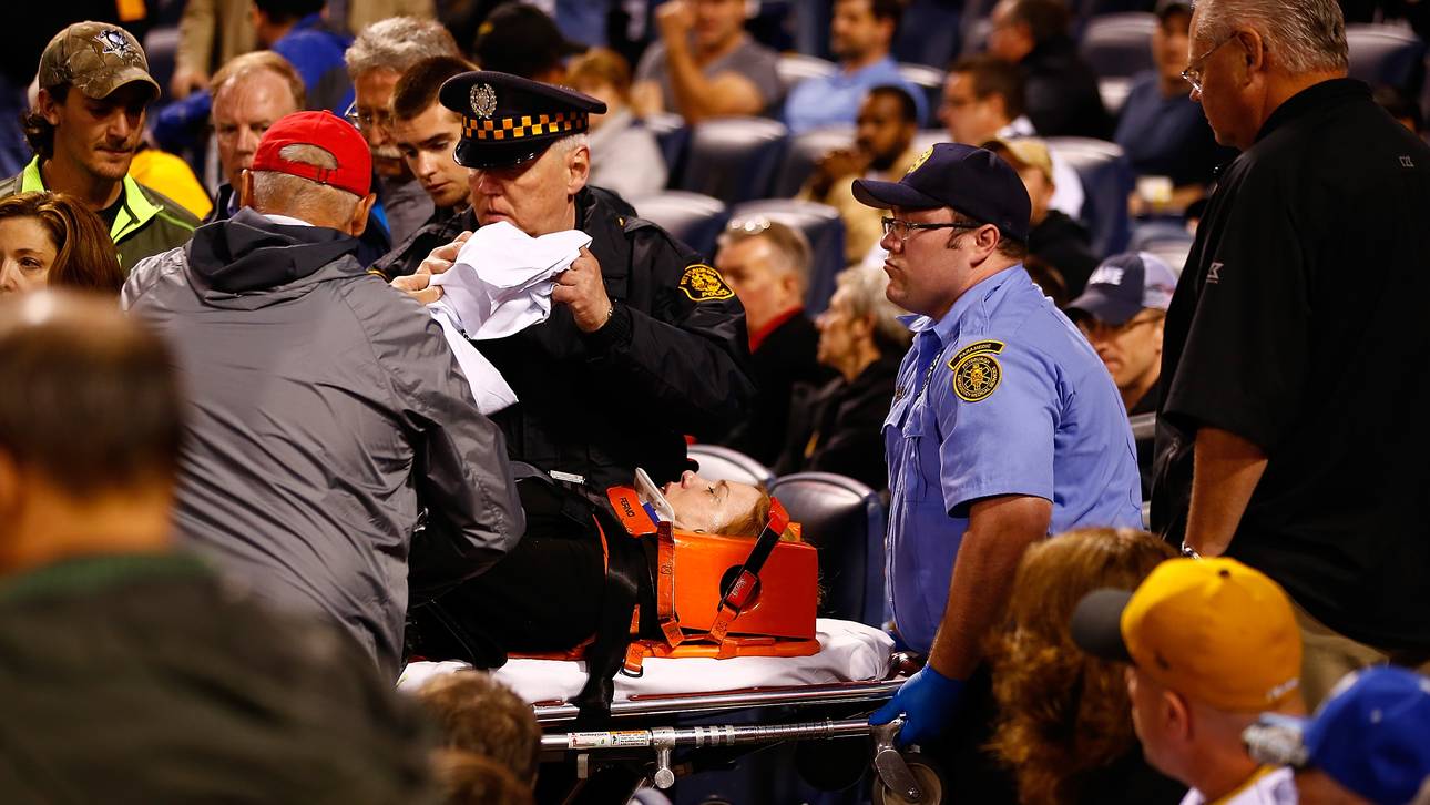 Frau von Baseball am Kopf getroffen