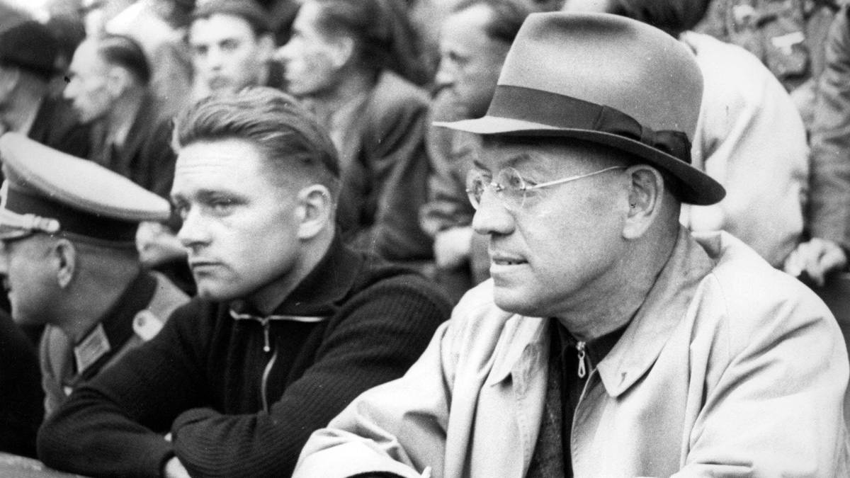 PLATZ 14 - DEUTSCHLAND (WM 1934): Der ausgebildete Arzt Otto Nerz führte das deutsche Team 1934 zur WM. Er untersagte seinen Spielern das Essen von Apfelsinen, weil sich das negativ auf die Leistungsfähigkeit auswirke