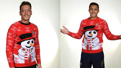 Mesut Özil und Alexis Sanchez präsentieren den seltsam-schönen Weihnachtspulli des FC Arsenal