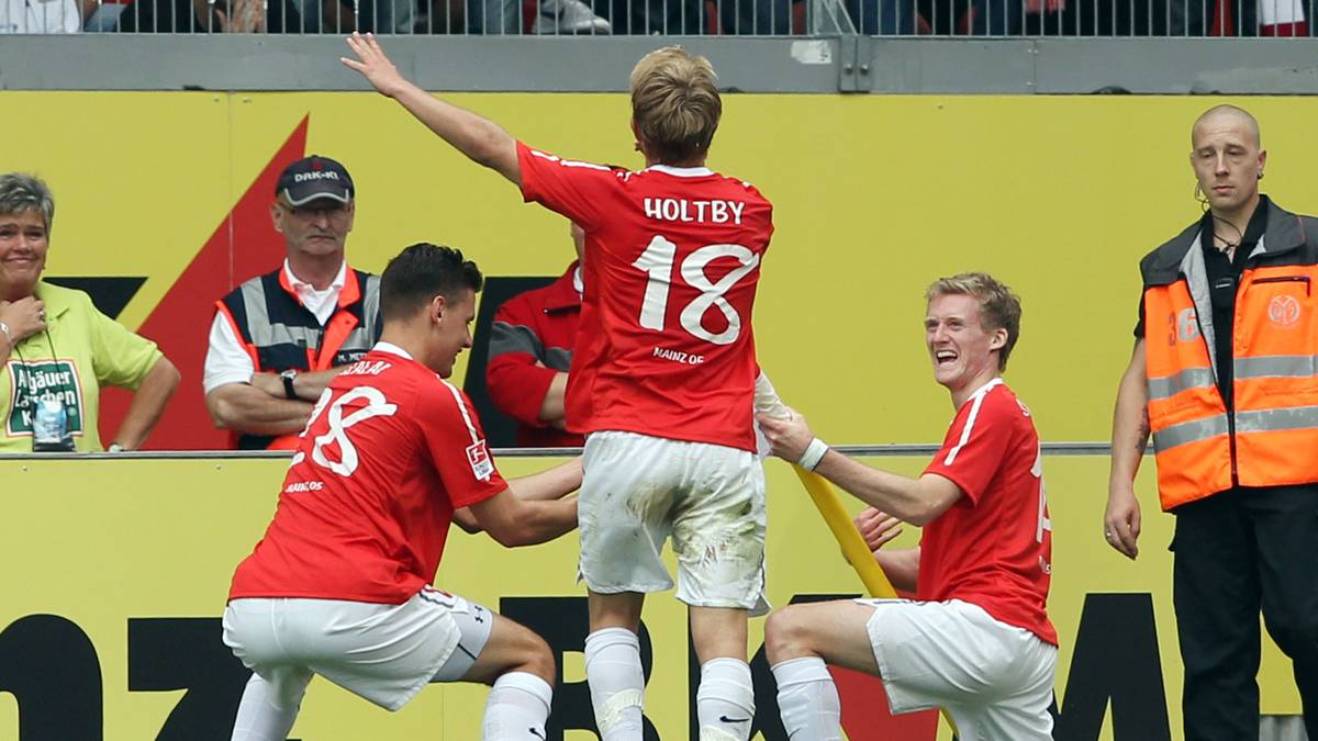 FSV MAINZ 05 / ÁDÁM SZALAI: Der Ungar entwickelt sich in der zweiten Mannschaft von Real zu einem Top-Torjäger. Schlägt 2010 in Mainz voll ein und gehört dort zusammen mit Lewis Holtby und Andre Schürrle zu den sogenannten Bruchweg-Boys, die die Bundesliga rockten. Zieht nach drei Jahren weiter nach Schalke 