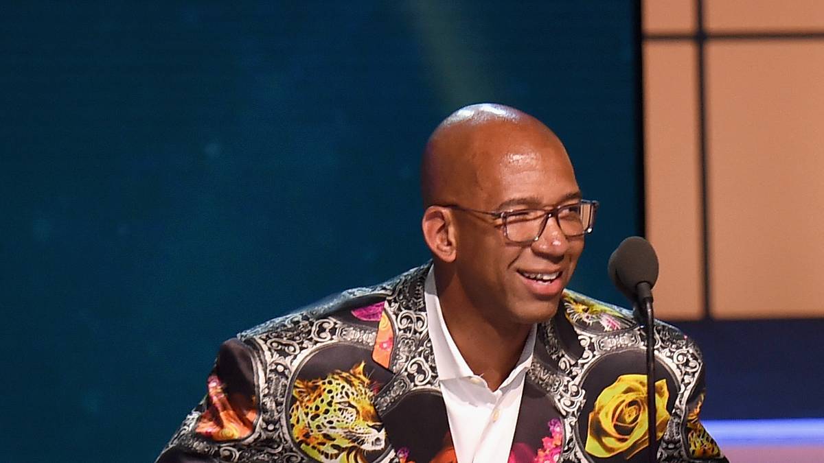 Williams, dessen Frau erst vor kurzem bei einem Verkehrsunfall ums Leben gekommen war, erweist Sager die Ehre und hält eine bewegende Rede über das Leben, Vergänglichkeit und den Glauben