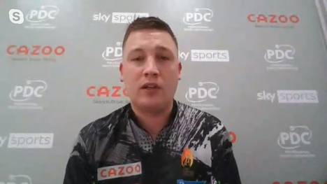 Am ersten Spieltag der Premier League of Darts gewinnt Newcomer Chris Dobey im Finale gegen Michael van Gerwen mit 6:5 und spricht im Anschluss bei SPORT1.