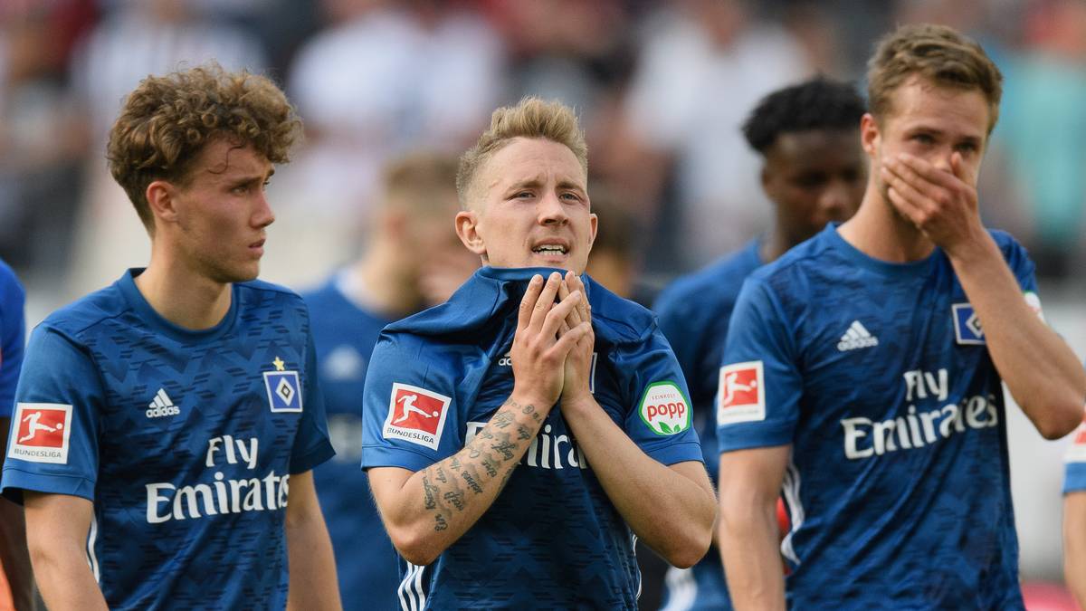 Der Vertrag von LEWIS HOLTBY (M.), in den vergangenen Wochen ein Aktivposten, läuft aus. Vor wenigen Wochen unvorstellbar: Der Mittelfeldspieler kann sich jetzt einen Verbleib an der Elbe vorstellen, wenn sein Förderer Titz offiziell verlängert und bleibt