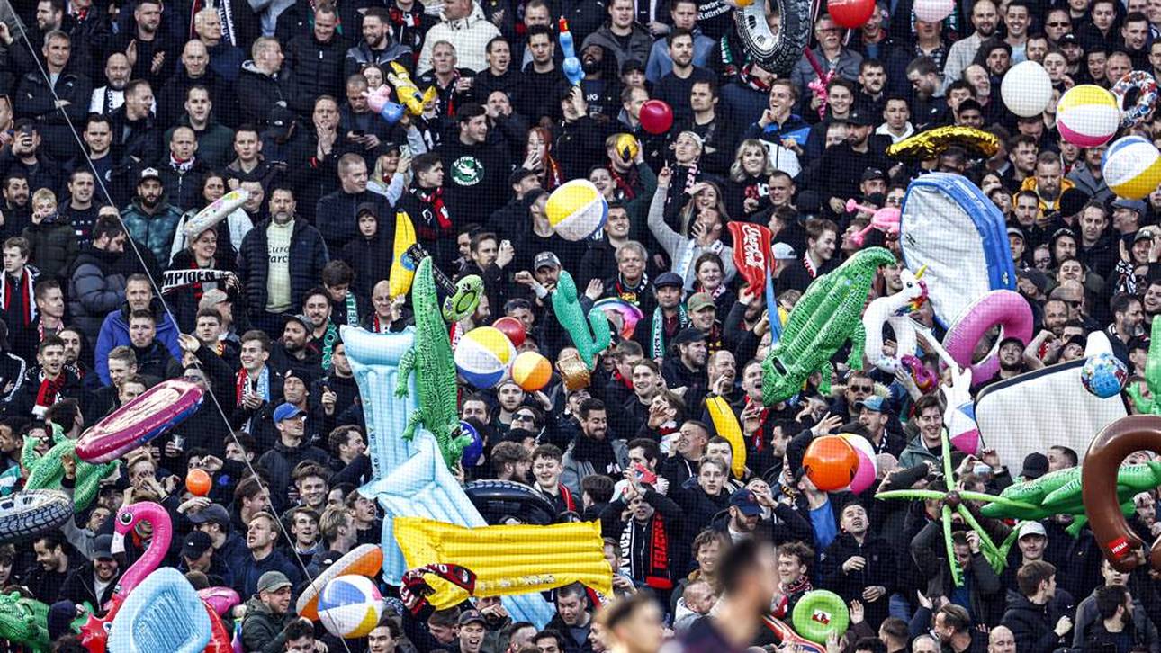 Die Rotterdam-Fans haben Spaß mit Wasserbällen und Badespielzeug