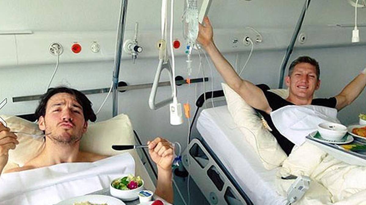 Erst nach dem größten Triumph seiner Laufbahn lässt sich Schweinsteiger operieren. Der Mittelfeld-Regisseur lässt sich ein freies Knochenstück im Knöchel entfernen. Im Krankenhaus ist die Stimmung trotzdem prächtig - auch weil er im Krankenhaus auf seinen Kumpel und Slalom-Star Felix Neureuther trifft