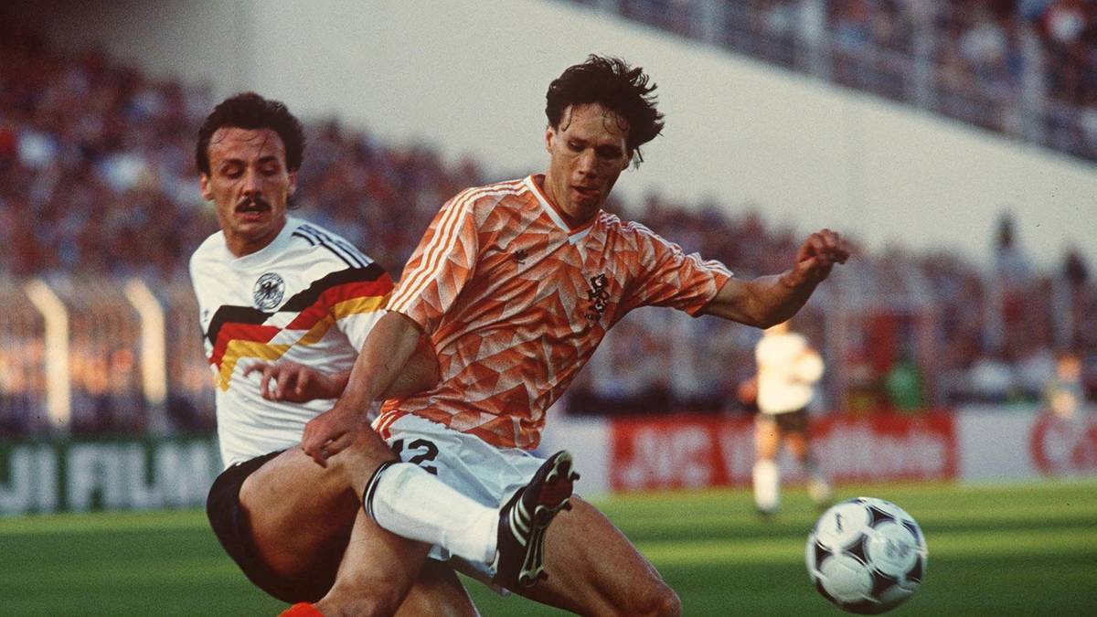 PLATZ 11: In nur 73 Spielen für den FC Bayern erzielte Jürgen Kohler (l.) starke sieben Tore. Der Weltmeister von 1990 war zwischen 1989 und 1991 in München, bevor er zu Juventus Turin und Borussia Dortmund wechselte 