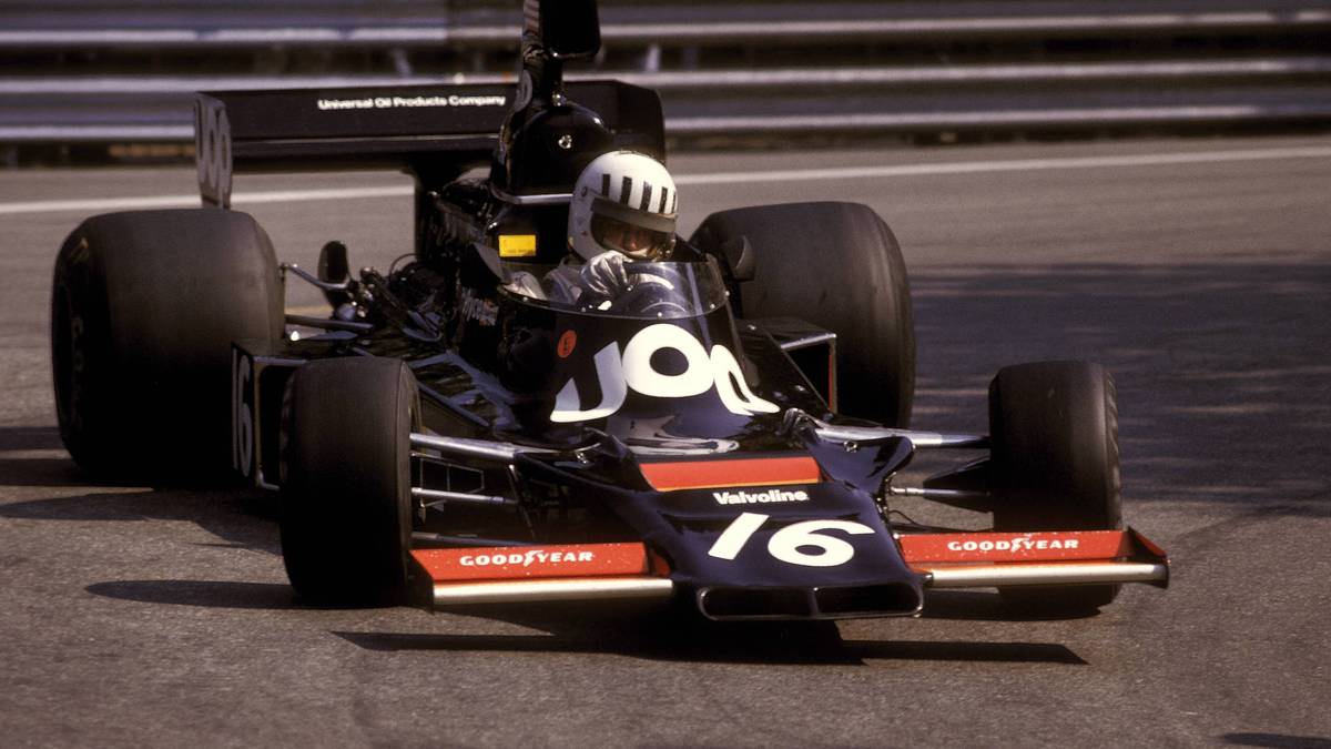 Hinterräder groß wie Traktorreifen: So geht Vittorio Brambilla 1975 mit seinem March Ford-Cosworth an den Start. Ziel ist es, den Grip zu verbessern und das Durchdrehen der Hinterräder zu verhindern