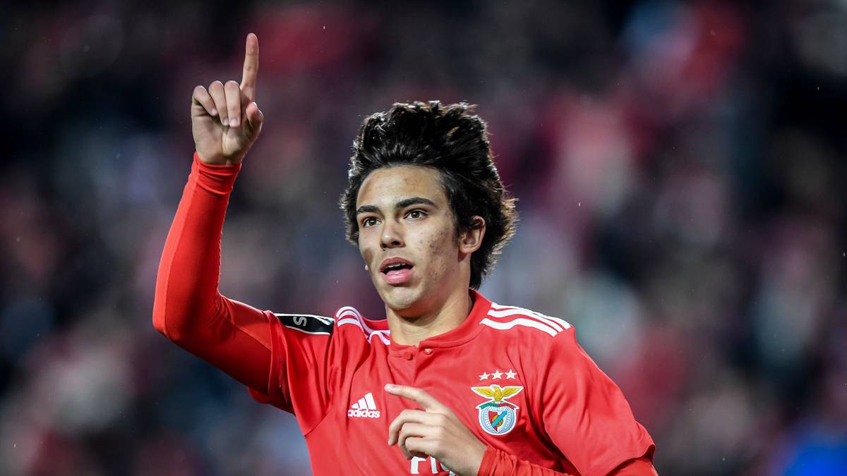 JOAO FÉLIX: Das Sturm-Juwel von Benfica gilt als der kommende Superstar schlechthin. Und ein Verein hat die Nase jetzt wohl ganz weit vorne: Wie der portugiesische Rekordmeister erklärte, hat Atlético ein Angebot über eine Ablösesumme von 126 Millionen Euro unterbreitet