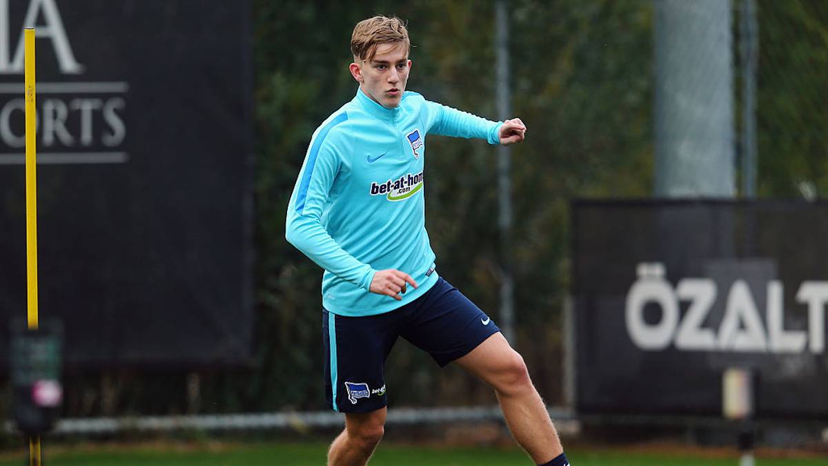 Für ihn gebe es nur Fußball. "Ich habe so viel investiert, meine halbe Jugend dafür geopfert. Ich denke nicht ans Ende!". Aktuell hält er sich in einer Krefelder Traininshalle fit