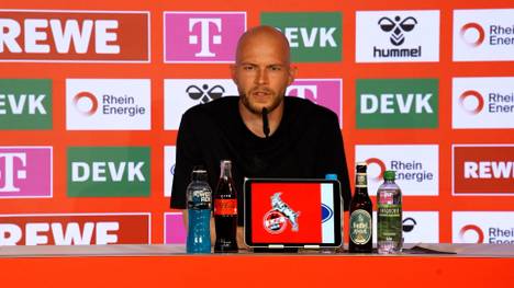 Auf der Spieltagspressekonferenz vor dem Duell gegen Abstiegskonkurrent Werder Bremen äußert sich FC-Trainer Rene Wagner zum möglichen Druck, der auf der Mannschaft lastet. 