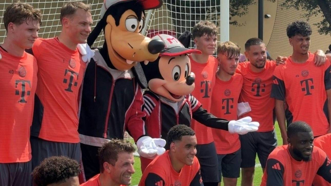 Spontaner Besuch: Micky Maus und Goofy bei den Bayern