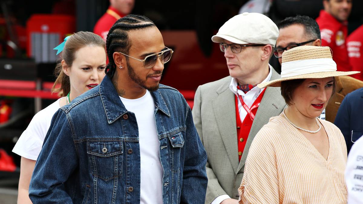 Lediglich Lewis Hamilton scheint man die heutige Kleiderordnung nicht mitgeteilt zu haben. Besonders begeistert scheint er von dem Outfit seiner Begleitung auch nicht zu sein