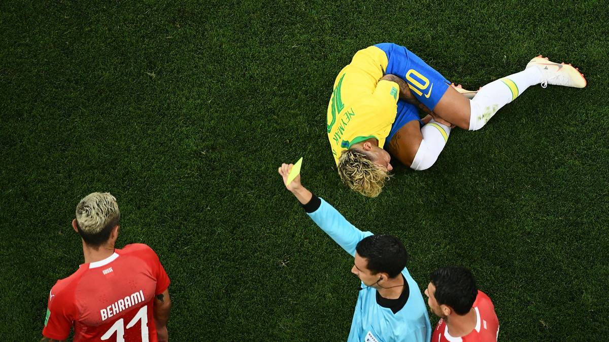 Wenige Minuten später hat sich auch Behrami den Gelben Karton verdient