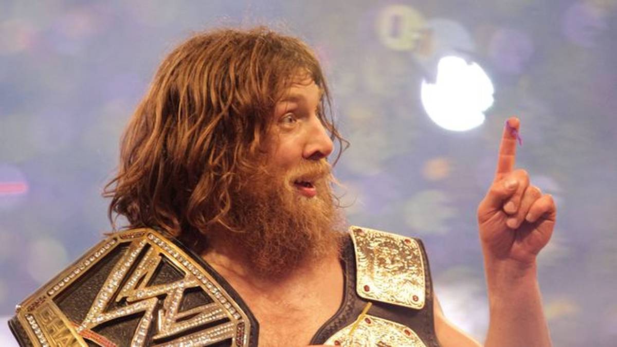 PLATZ 21: DANIEL BRYAN - Seine von den Fans angetriebene Underdog-Story, die ihn bei WrestleMania 30 zum vereinigten WWE und World Title trug, war eine der besten WWE-Geschichten der vergangenen Jahre. Greift nach jahrelanger Verletzungspause nun in fünfter Regentschaft als Bösewicht an