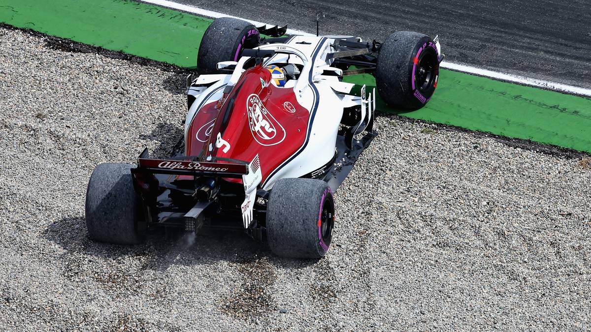 Der Mercedes-Pilot sorgt aber nicht allein für ungewöhnliche Bilder. Im zweiten Abschnitt leistet sich Marcus Ericsson einen Ausritt ins Kiesbett...