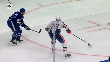 Die Toronto Maple Leafs und die Edmonton Oilers liefern sich im kanadischen NHL-Duell einen torreichen Schlagabtausch. Leon Draisaitl ist dabei gleich an drei Toren direkt beteiligt und kratzt jetzt an einer magischen Marke.