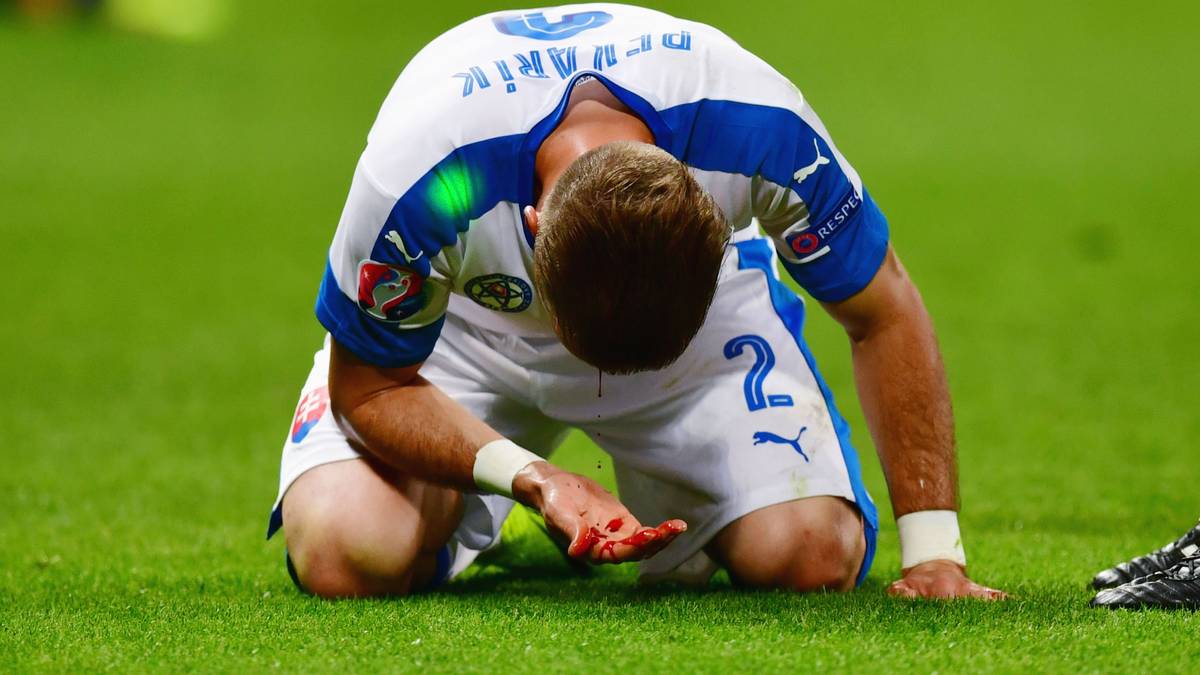 Peter Pekarik bekommt diesen Umstand heftig zu spüren. Nach einem Schlag ins Gesicht beginnt er zu bluten