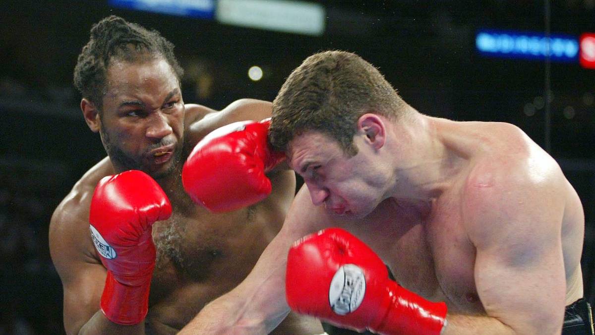 KLITSCHKO VS. LEWIS: Witali Klitschko (rechts) will am 21. Juni 2003 den damals dominierenden Schwergewichtler Lennox Lewis ablösen. Der Ukrainer boxt stark, hat aber so viele Platzwunden im Gesicht, dass der Kampf auf Empfehlung des Ringarztes nach der sechsten Runde abgebrochen wird und Lewis Weltmeister bleibt