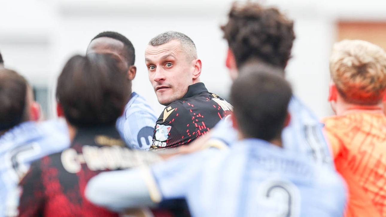 Haydn Hollis reißt in einer Spielertraube die Augen weit auf