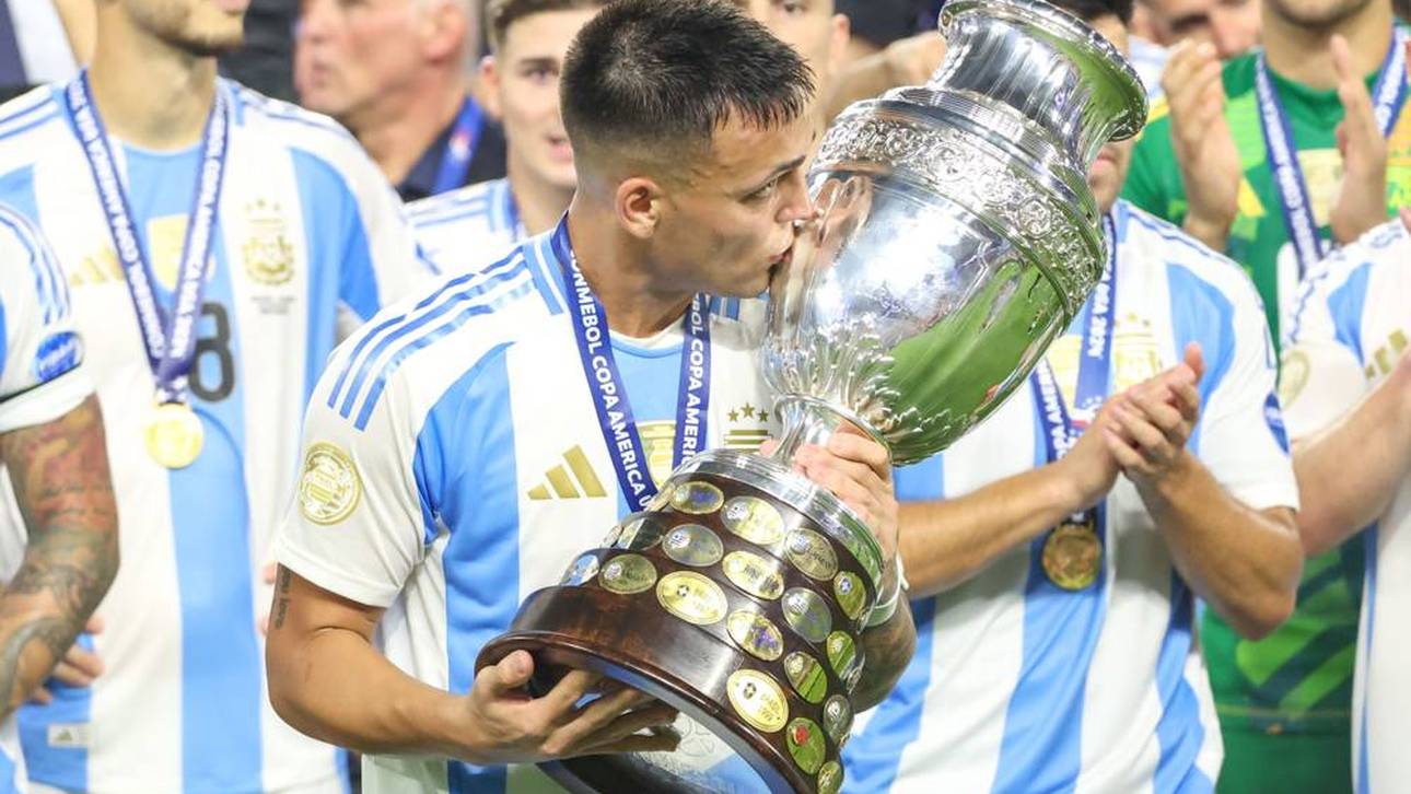 Lautaro Martinez mit der Copa-America-Trophäe 2024