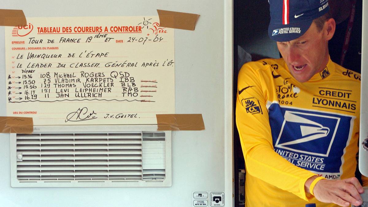 Die Karriere des siebenfachen Tour-Siegers Lance Armstrong ist stets von Dopinggerüchten begleitet. Ehemalige Teamkollegen räumen 2010 ein, zusammen mit Armstrong gedopt zu haben. Im August 2012 wird Armstrong von der US-Antidopingagentur rückwirkend ab dem 1. August 1998 lebenslang gesperrt
