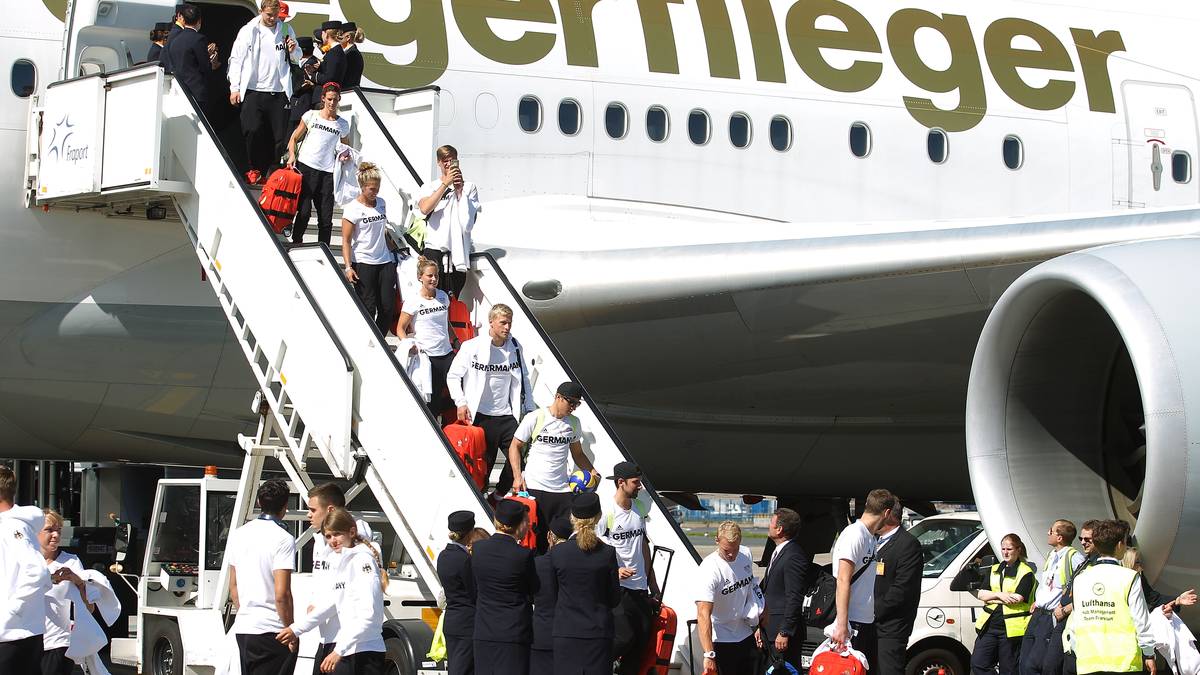 Rund 300 Athleten der 423-köpfigen deutschen Olympia-Mannschaft kommen mit zwei Lufthansa-Sonderflügen in der hessischen Metrople an. Nach und nach steigen die Olympia-Reisenden herab zum Volk, das sie begeistert empfängt