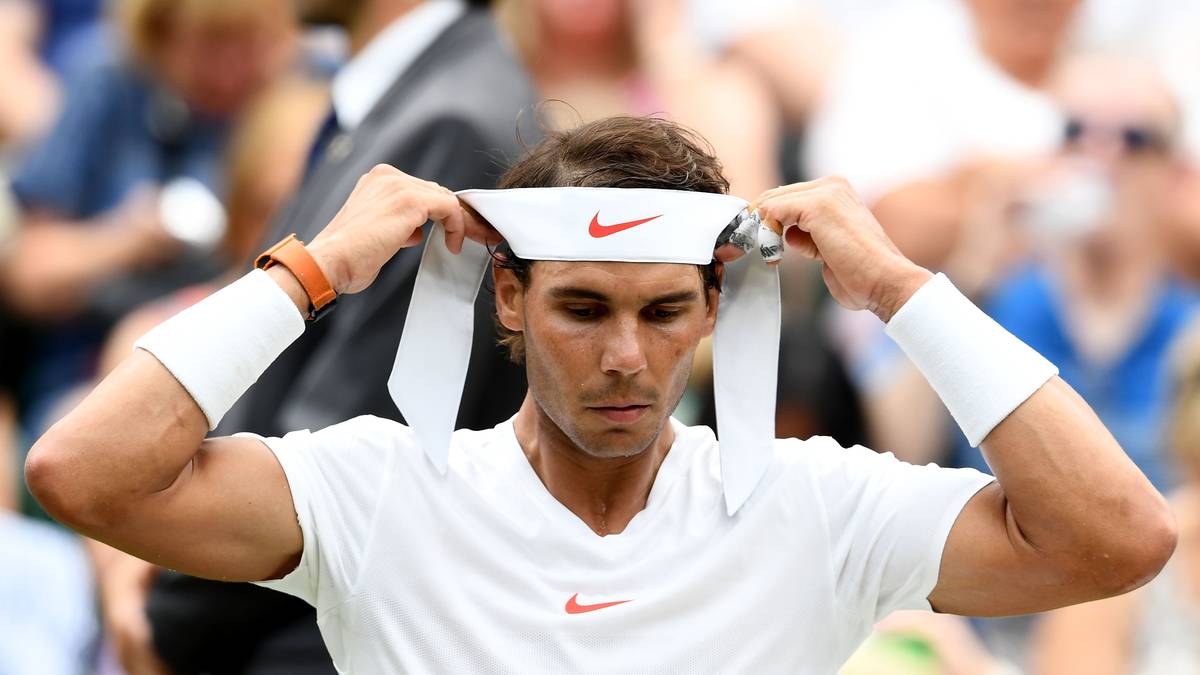 KLEIDUNG: Das Stirnband muss ebenso immer auf dieselbe Art angelegt werden. Erst wird es vorne an der Stirn in Position gebracht und dann fahren beide Hände gleichzeitig mit dem Band hinter die Ohren