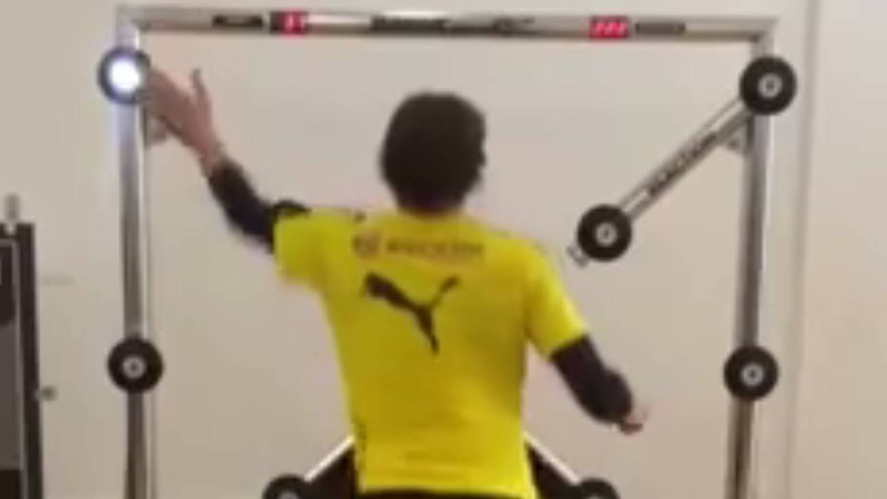 BVB-Profi tobt sich an Maschine aus