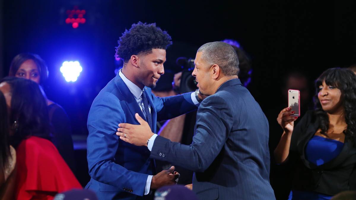 10. MIAMI HEAT - Justise Winslow (Shooting Guard/Small Forward; Duke; 19): Steal für Miami! Kräftig und mit bereits sehr gutem Zug zum Korb explodiert Winslow im March Madness Turnier und führt Duke zum Titel. Obwohl er nur ein Jahr am College verbracht hat, ist er trotzdem schon ein Anführer, der keine Angst vor Verantwortung hat. Seine Trumpfkarte ist die jetzt schon sehr gute Defense. Als sechster Mann kann er bei den Heat von Dwyane Wade lernen und wichtige Impulse von der Bank liefern. NBA-Vergleich: junger James Harden mit Defense