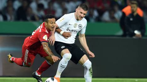 Thiago (l.) hatte im Pokalfinale 2018 gegen Ante Rebics Frankfurter das Nachsehen