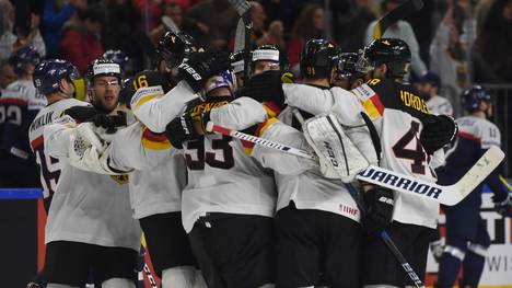 Die deutsche Mannschaft feiert ihren Sieg gegen die Slowakei