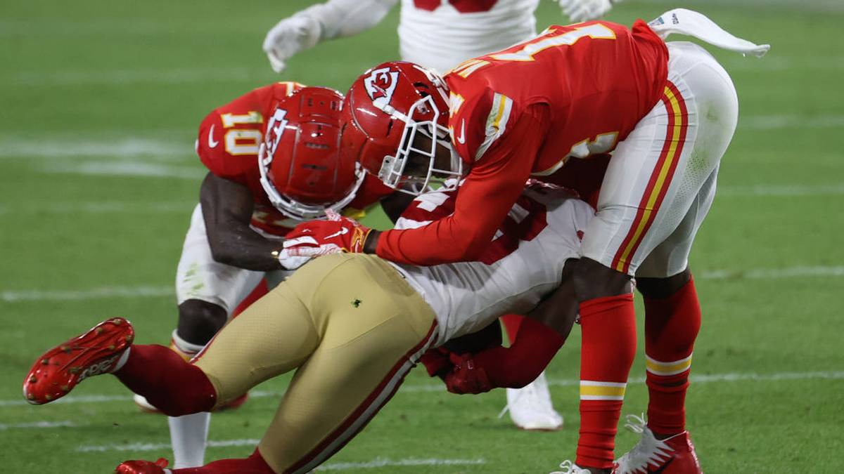 Nach der Pause läuft es zunächst überhaupt nicht für Mahomes und die Chiefs. Dem Quarterback unterlaufen sogar zwei Interceptions