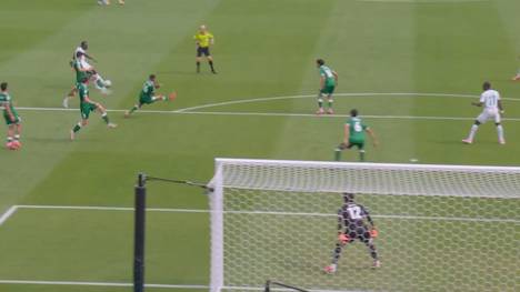 Traumtor Senegal! Iraks Akam Hashem verliert tief in der eigenen Hälfte den Ball - Pape Gueye sagt Dankeschön und hängt das runde Leder sehenswert zum zwischenzeitlichen 3:0 in den Knick.
