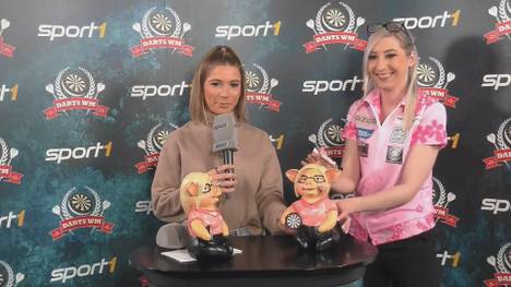 Fallon Sherrock startet nach vielen Diskussionen im Vorfeld gegen Ricky Evans in die Darts-WM. Im Vorfeld erhält sie ein Sherrock-Phrasenschwein als Glücksbringer.