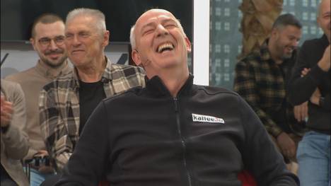 Uli Hoeneß und Mario Basler scherzen im STAHLWERK Doppelpass über das Budget des FC Bayern.