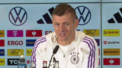 Toni Kroos spricht über die neuen Trikots der Nationalmannschaft - und verrät, aus welchem Grund er eines der beiden Outfits vorzieht.