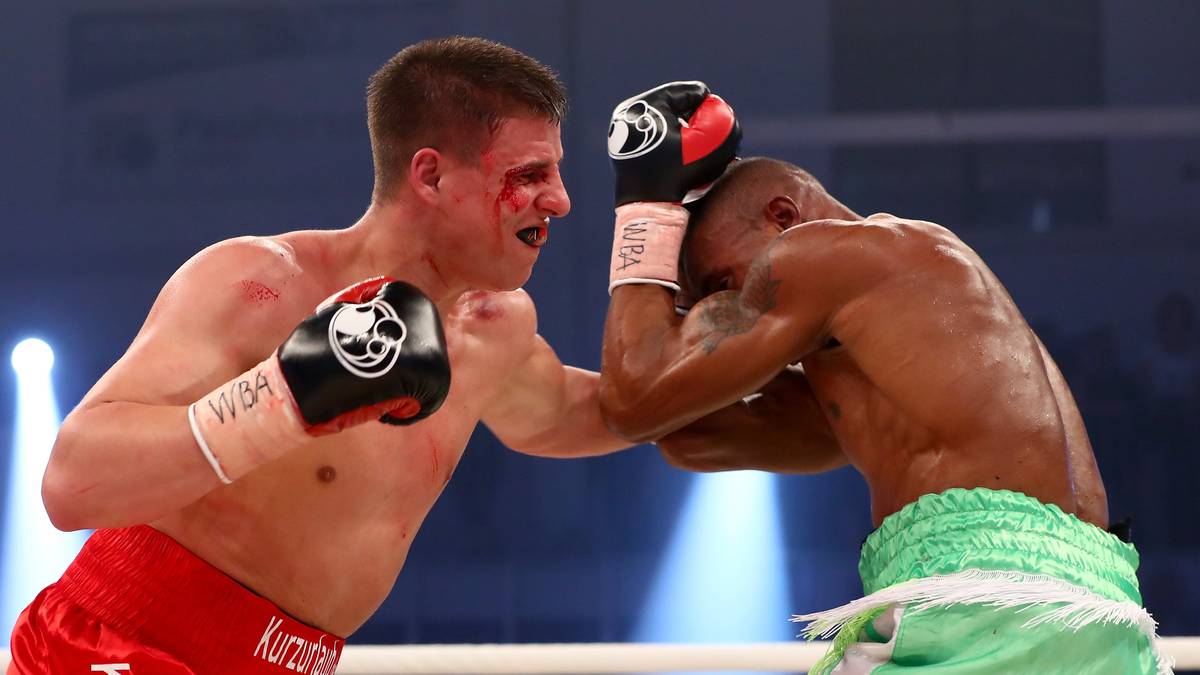 TYRON ZEUGE (21 Siege - 0 Niederlagen - 1 Unentschieden, 11 K.o.-Siege) VS. ISAAC EKPO (32 Siege - 3 Niederlagen, 25 K.o.-Siege): Der erste Kampf der beiden war kurz, aber heftig. Nach einem unabsichtlichen Kopfstoß musste der Kampf in Runde fünf abgebrochen werden und es wurde ausgepunktet. Da lag Zeuge verdient vorne und konnte seinen Titel so erfolgreich verteidigen