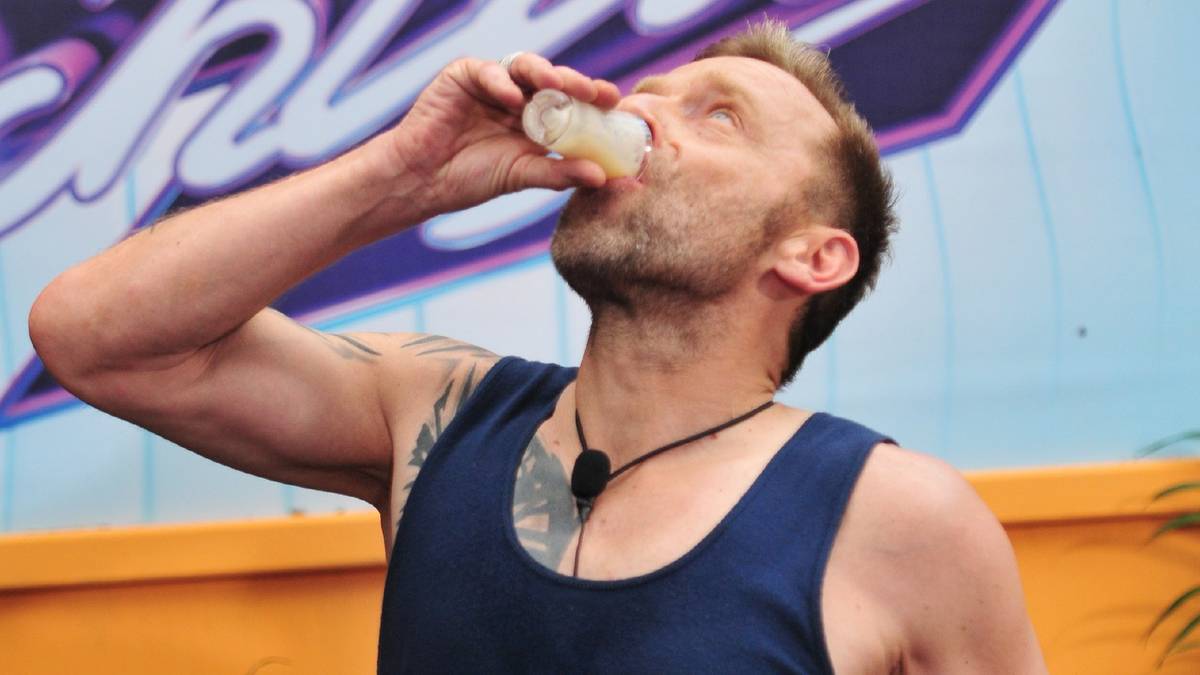 Häßler schlägt sich ordentlich, langt zu bei Kotzfrucht, Bittermelonensaft mit pürierten Schafshoden, Schweineleber mit Schweineblut sowie Schweine-Sperma. Beim Kuh-Urin allerdings ist er raus (Alle Infos zu 'Ich bin ein Star - Holt mich hier raus!' im Special bei RTL.de)