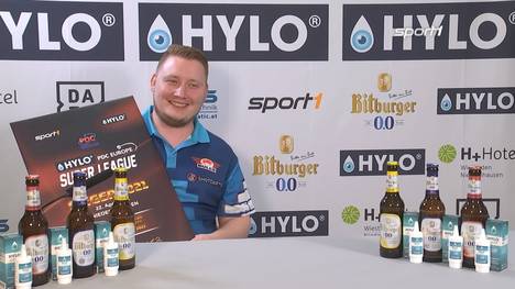 Das Finale der Super League könnte spannender kaum sein. Martin Schindler besiegt Florian Hempel im Entscheidungsleg und zeigt sich im Anschluss überglücklich.