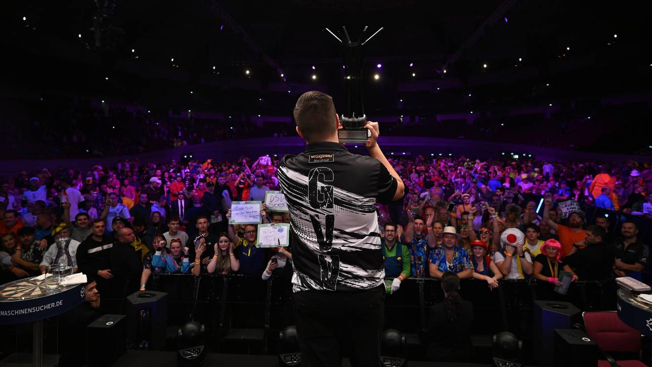 Gian van Veen bei der Präsentation seiner Siegertrophäe in Dortmund