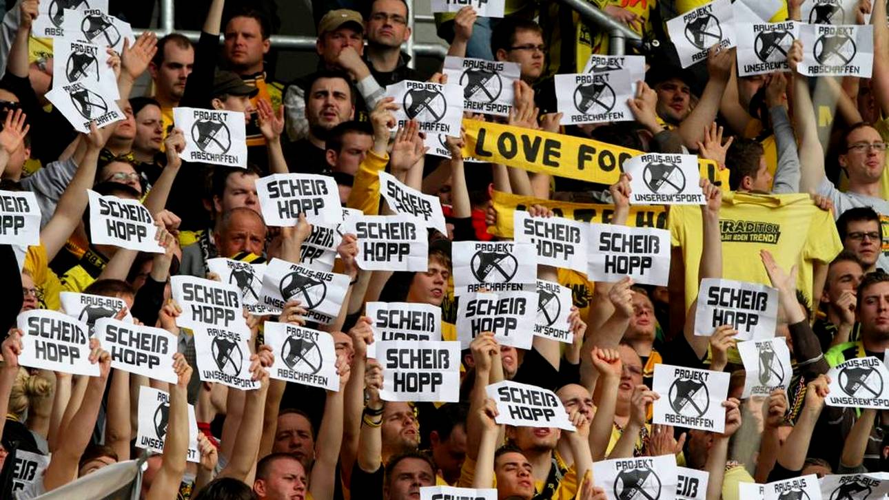 BVB-Fans mit "Anti-Hopp"-Plakaten beim Spiel gegen die TSG 2011