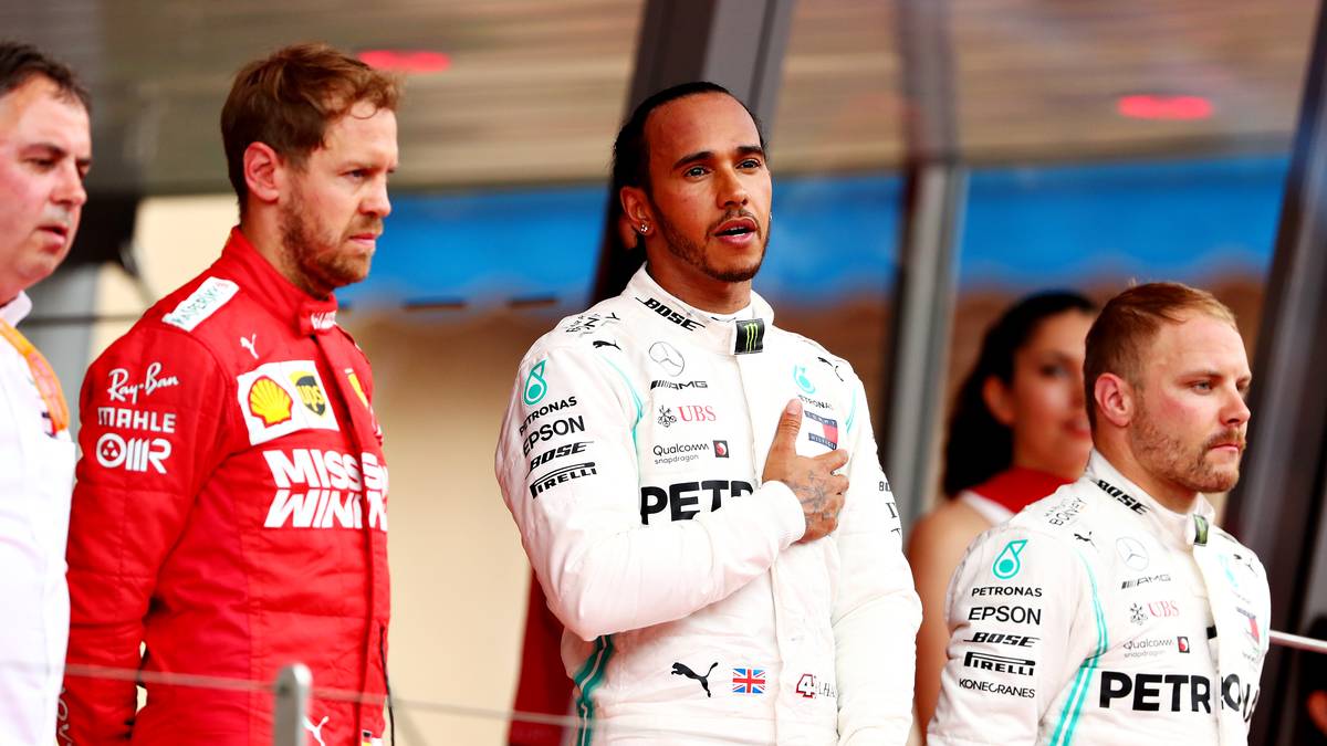 Am Ende siegt Hamilton vor Vettel und Bottas - Verstappen fällt wegen der Zeitstrafe auf den vierten Rang zurück