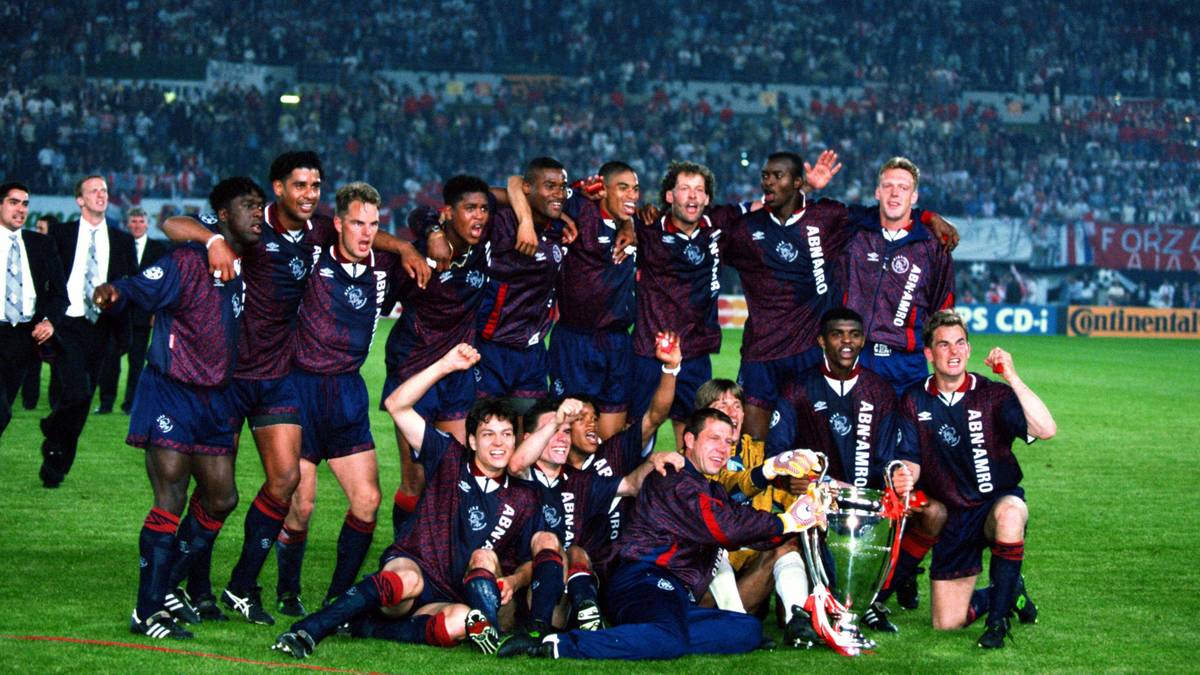 Cruyff hat die Talentschmiede des niederländischen Topklubs zu dem gemacht, was sie heute nach wie vor ist: eine der besten der Welt. Hier hervor gegangen sind diverse Nachwuchsspieler, die später zu Weltstars reiften - und ganz nebenbei auch die Farben ihres Heimatlandes bei Europa- und Weltmeisterschaften vertraten. Allein auf diesem Foto sind zahlreiche von ihnen vereint...