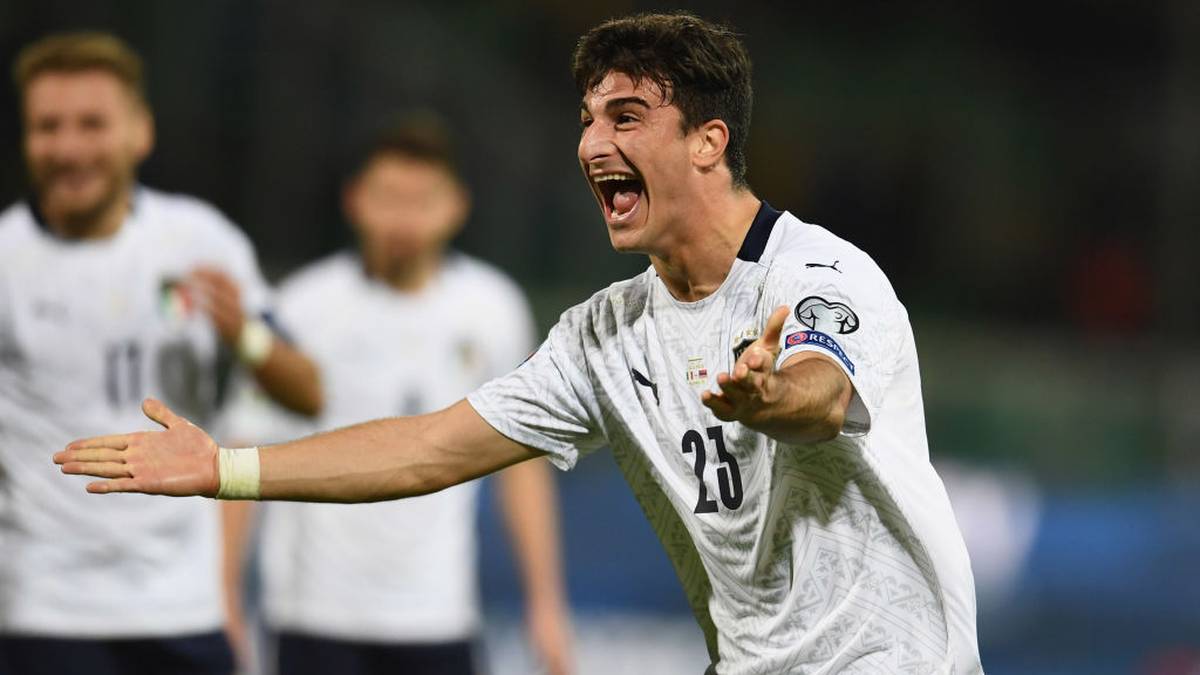 ITALIEN - Gazzetta dello Sport: "Besser als so hätte es für uns nicht sein können! Italien hat bei der Auslosung für die EURO 2020 Glück. Die Gruppe, in die Italien gerät, ist durchaus mild. Die Azzurri meiden Deutschland, Frankreich und Portugal, die zusammen in einer einzigen Gruppe gegeneinander kämpfen müssen. Roberto Mancinis Nationalteam spielt die ersten drei Spiele im Olympiastadion in Rom, wo wunderbare Kapitel der Geschichte der Azzurri geschrieben wurden."